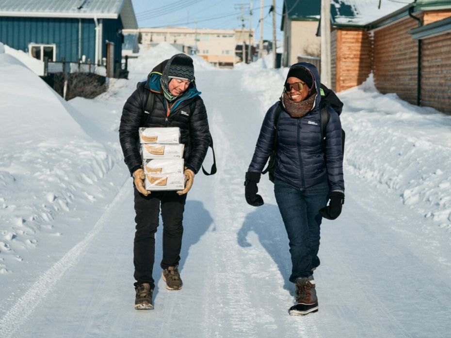 Eric Larson court dans la neige avec une femme