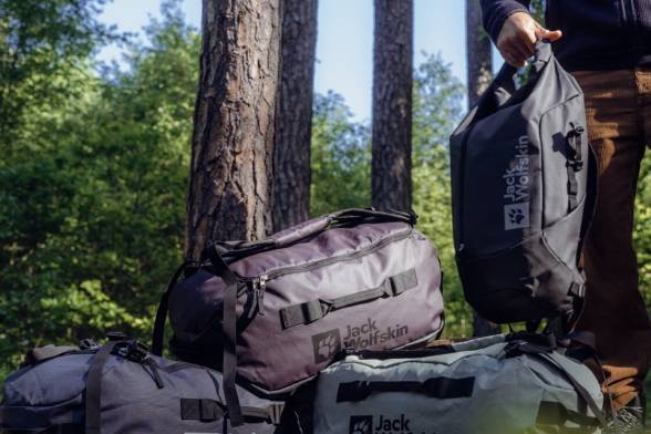 Duffles empilés les uns sur les autres dans la forêt