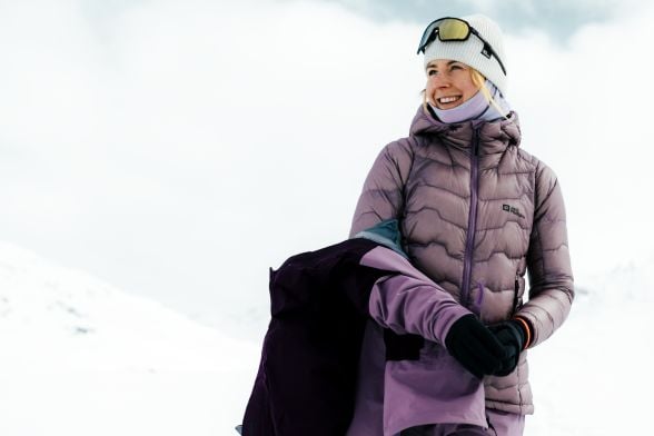 Femme en tenue de ski chaude dans un paysage de neige