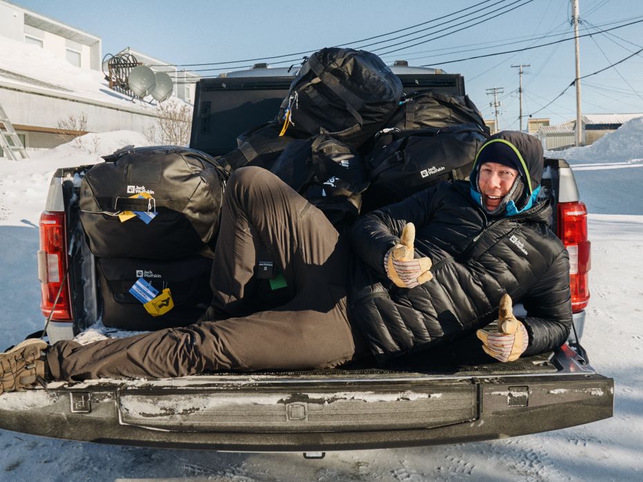 Eric en voiture avec beaucoup de bagages